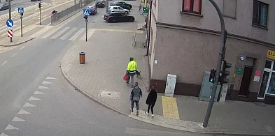 Wypłaciła gotówkę i ją zgubiła. Oni skorzystali [VIDEO]