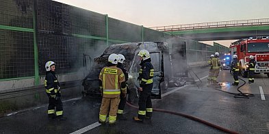 Pożar busa. Ruch odbywa się jednym pasem-66404