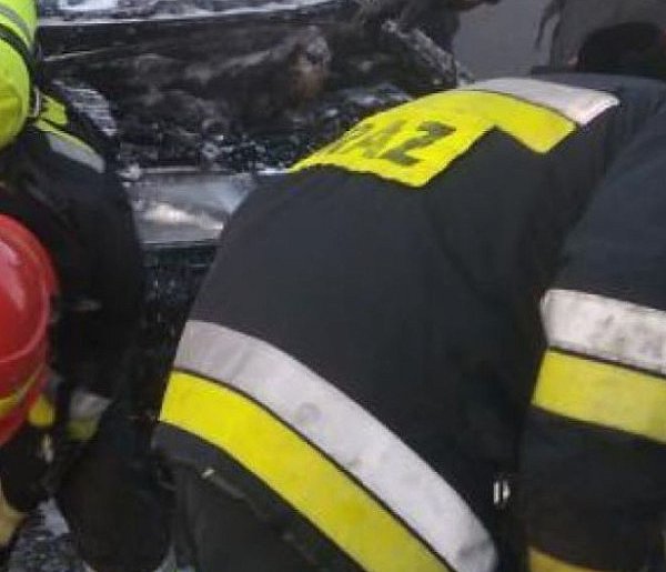 Ktoś wrzucił zapaloną racę do Mercedesa-66801