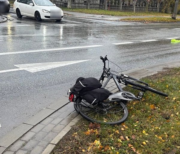 Rowerzysta zderzył się z samochodem na Warszawskiej-67166