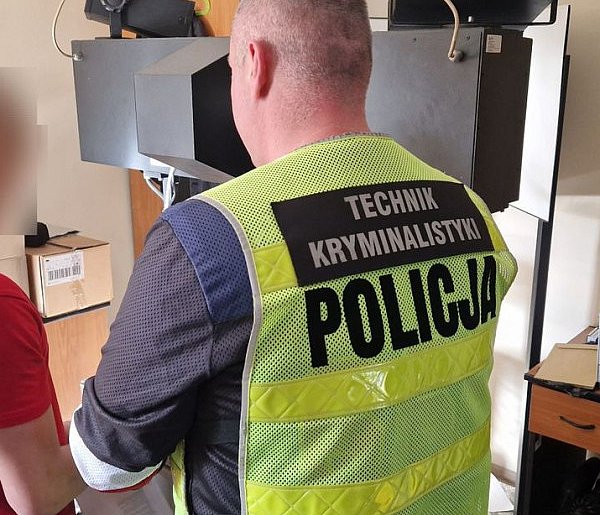 Skakali po aucie, tłukli maskę i lusterka siekierą-67343