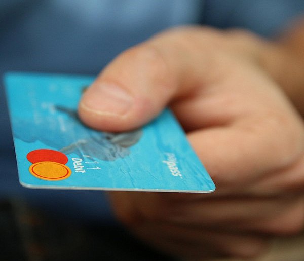 Fiskus skontroluje płatności kartą Polaków? Resort zabiera głos-67793