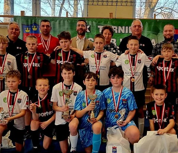 Wygrali po karnych. GLKS Dłutów z Pucharem Wójta