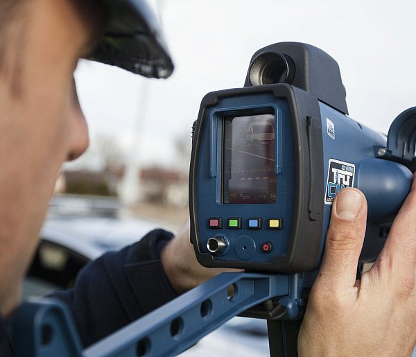 Instruktor nauki jazdy pędził 117 km/h w terenie zabudowanym