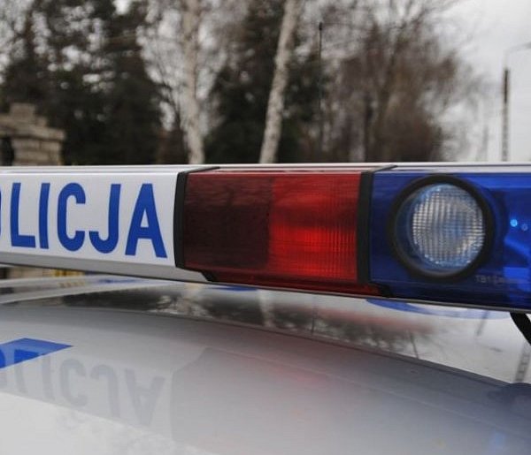 Seniorka była boso w samym szlafroku na ulicy nocą