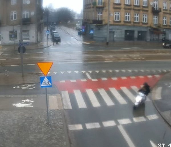 Skuterem po chodniku, pod prąd, bez kasku i uprawnień