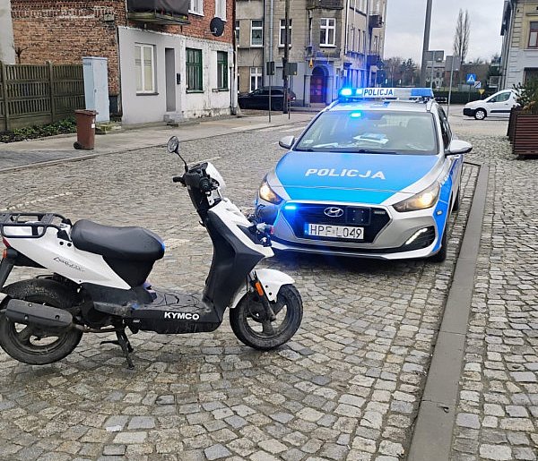 Jechali na kradzionym skuterze