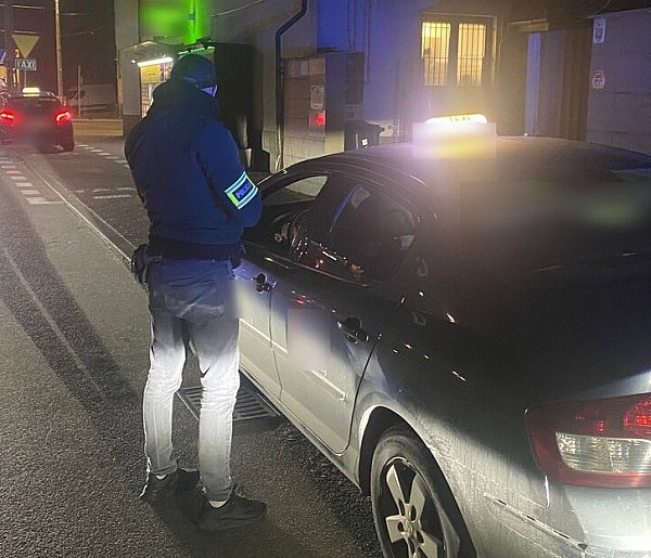 Nocne kontrole policji na drogach