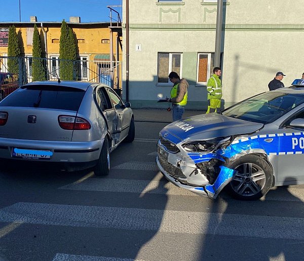 Radiowóz policji zderzył się z Seatem
