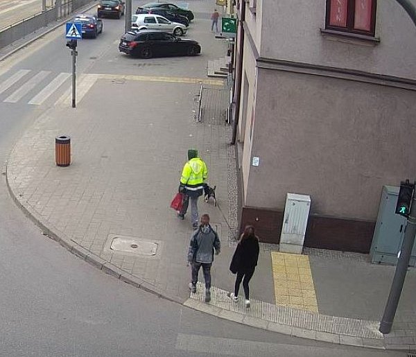 5700 złotych leżało na chodniku. Kosztowny „spacer” po Zamkowej