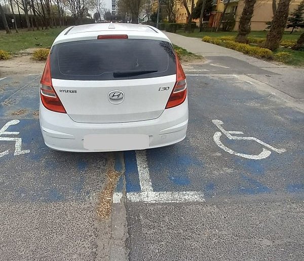 Zajął dwa miejsca dla osób niepełnosprawnych