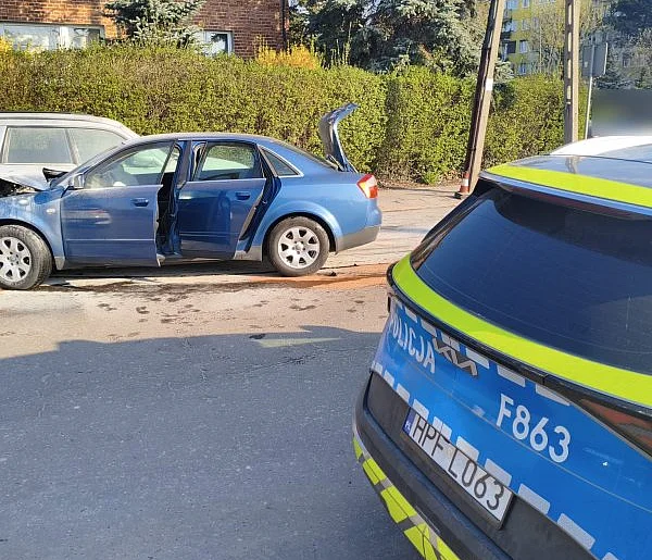 Kolizja na skrzyżowaniu. Dwoje dzieci w aucie