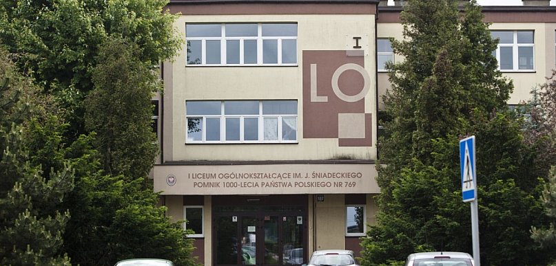 I LO ze srebrną tarczą, II LO z brązową