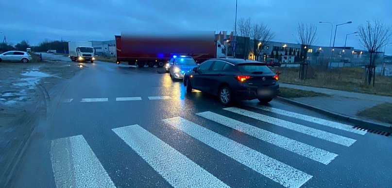 Dwie kraksy z udziałem pieszych i rowerzystki