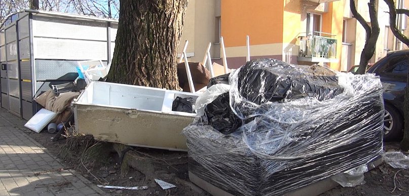 Sterty gabarytów przy wiatach śmietnikowych.  Za to grozi grzywna
