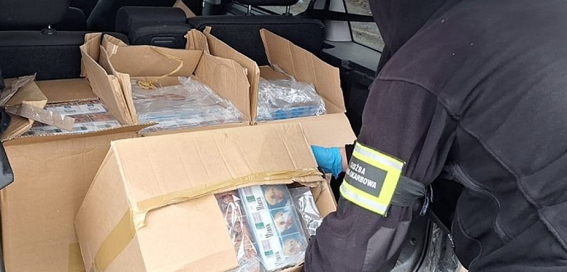 Kontrabanda w garażu. Tysiące papierosów i alkohol bez akcyzy