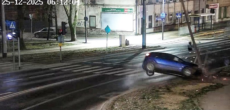 19-latek rozbił auto o latarnię i próbował zniknąć z tablicami