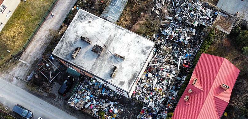 Składowisko śmieci na prywatnej posesji