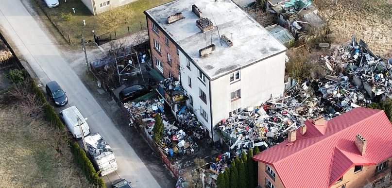 Toksyczna góra śmieci na prywatnej posesji. Sprawą zajęła się prokuratura