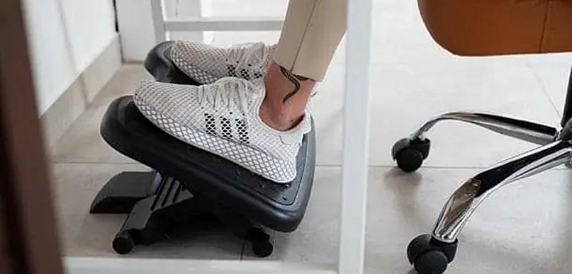 Podnóżek biurowy — niedoceniany element ergonomicznego stanowiska pracy