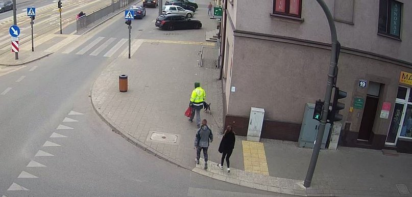 Wypłaciła gotówkę i ją zgubiła. Oni skorzystali [VIDEO]