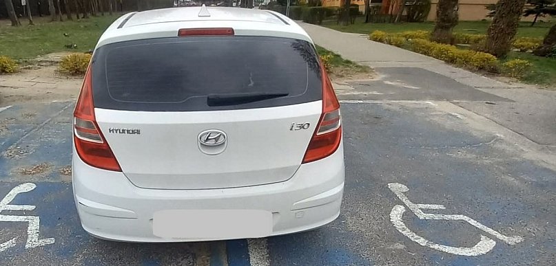 Zajął dwa miejsca dla osób niepełnosprawnych