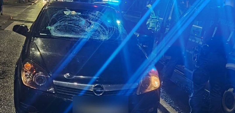 Pieszy wszedł prosto pod koła samochodu [FILM]