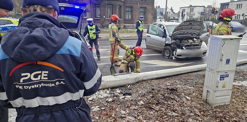 Pijany kierowca wjechał Mercedesem w latarnię