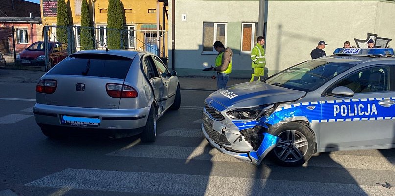 Radiowóz policji zderzył się z Seatem
