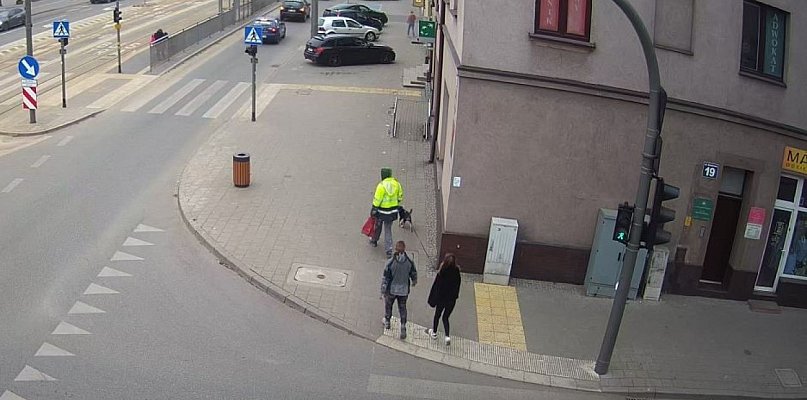 5700 złotych leżało na chodniku. Kosztowny „spacer” po Zamkowej