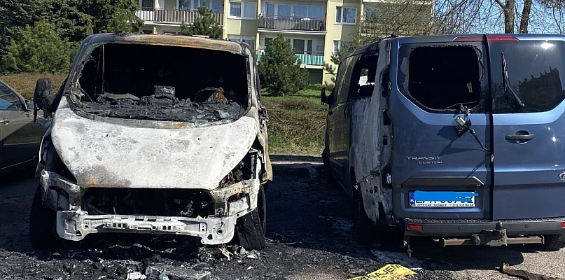 Nocny pożar na parkingu przy Biedronce. Podpalono dwa auta