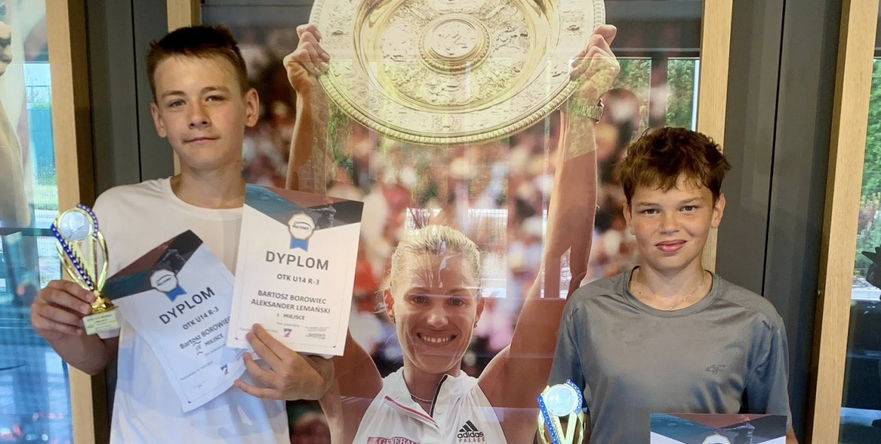 Bartosz Borowiec (PKT Pabianice, z lewej) wygrał w grze podwójnej turniej w Puszczykowie.