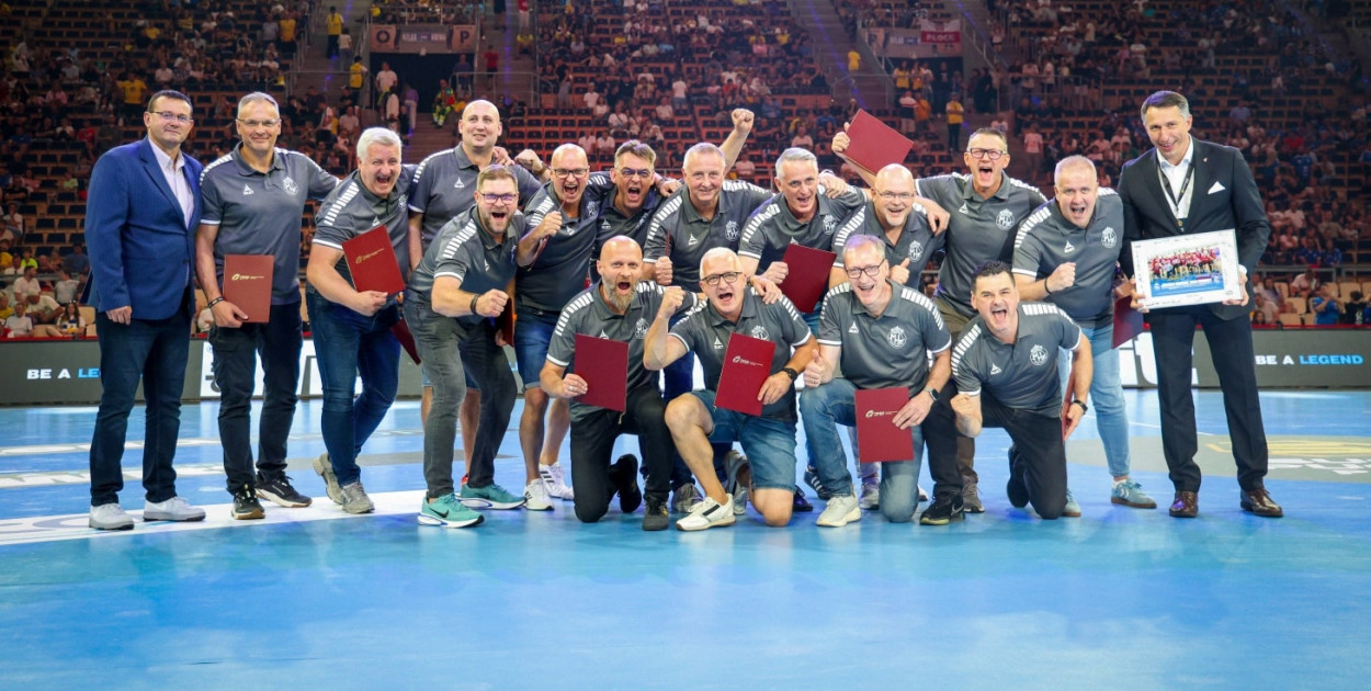 Piłkarze ręczni MHT Pabianice odebrali gratulacje z rąk prezesa Związku Piłki Ręcznej w Polsce. Fot. facebook.com