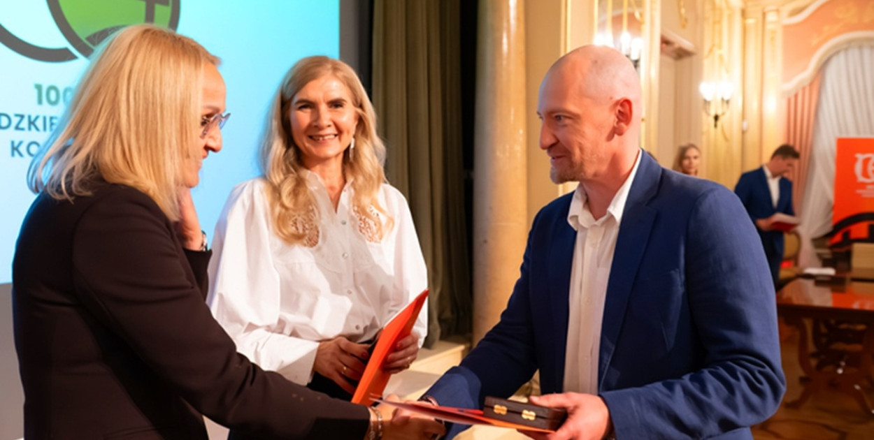 Nagrody odebrały m.in. koszykarki Małgorzata Knop (w środku) i Edyta Koryzna (z prawej). Fot. Michał Żukowski, Fotografia Sportowa