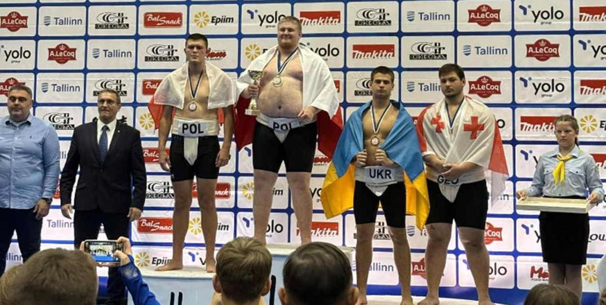 Hubert Szczech (PTC Pabianice, pierwszy z lewej) został wicemistrzem Europy w sumo.