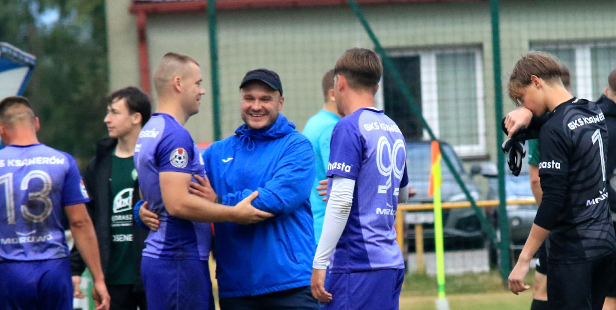 Trener Dominik Grabowski może się cieszyć ze zwycięstwa Jutrzenki Bychlew.