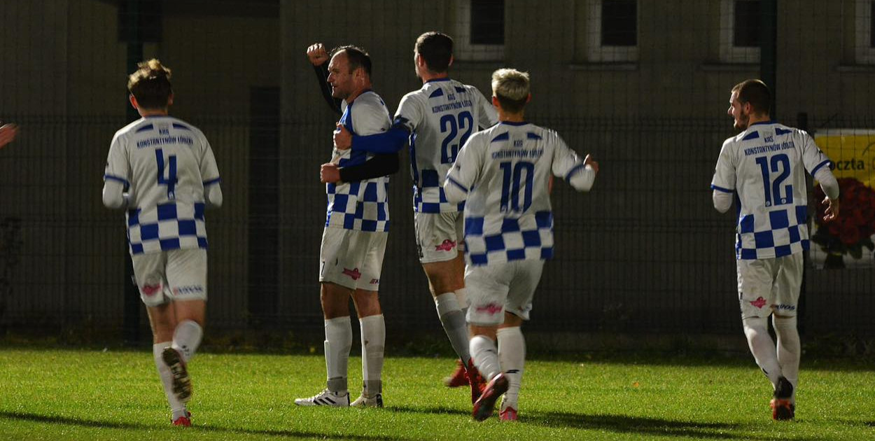 Piłkarze KAS Konstantynów Łódzki są rewelacją bieżącego sezonu Łódzkiej Klasy Okręgowej. Fot. facebook.com/Konstantynowska Akademia Sportu