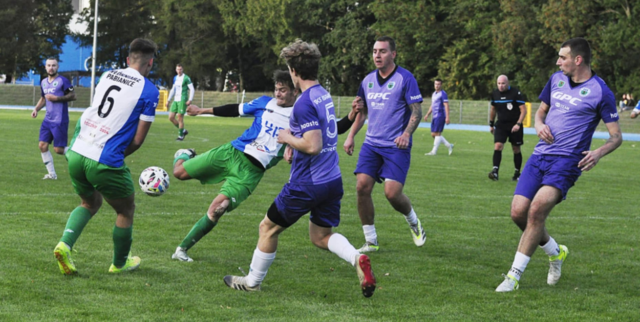 Ostatecznie w meczu Włókniarz Pabianice - GKS Ksawerów padł remis 1:1.