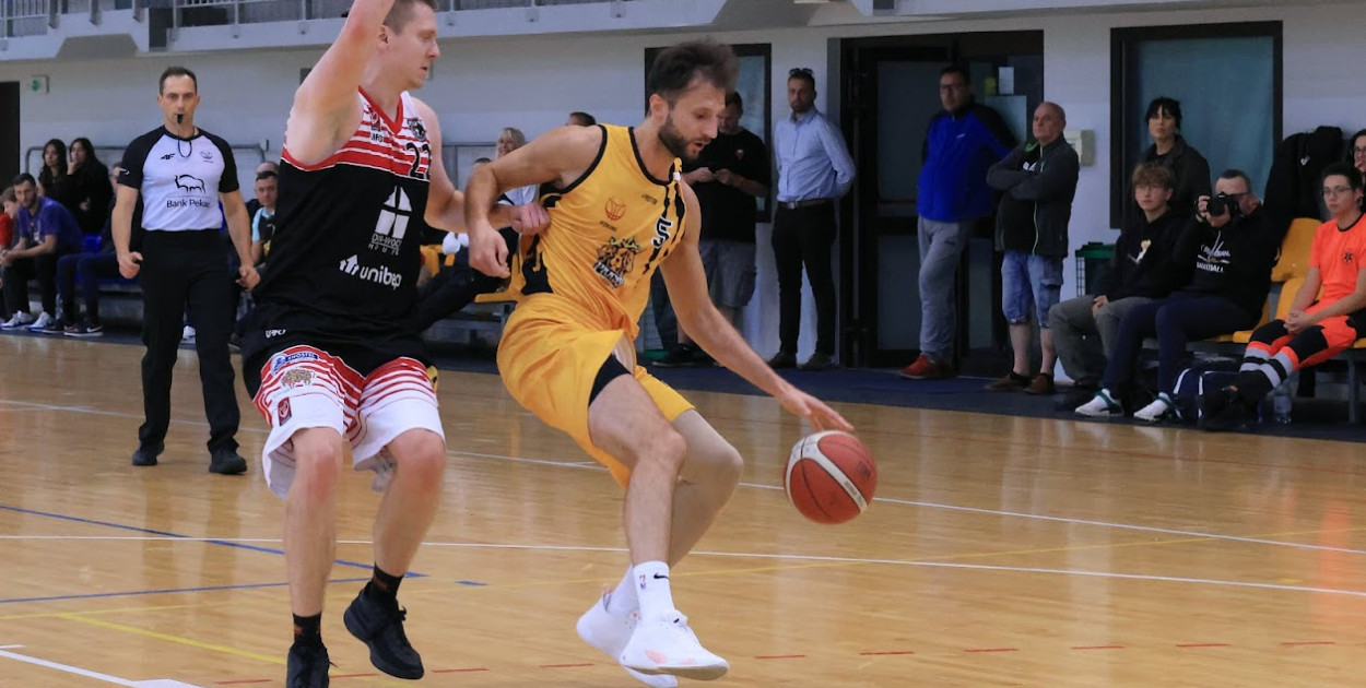Patryk Zawadzki poprowadził koszykarzy Profi Sunbud PKK'99 Pabianice do wygranej.