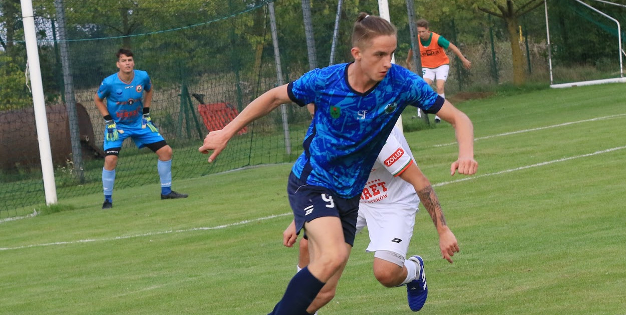 Kacper Drzaga, były gracz GKS Ksawerów, strzelił gola dla Warty Sieradz.