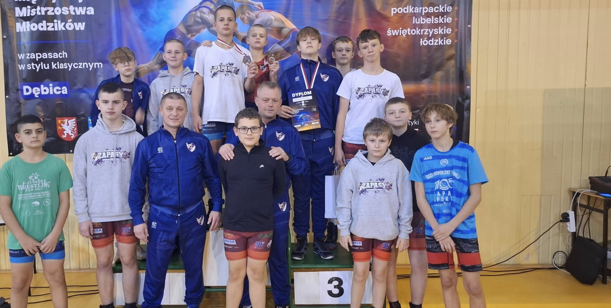 Zapaśnicy PTC Pabianice podczas turnieju w Dębicy.