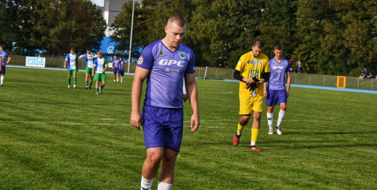 Hubert Mikołajczyk otworzył wynik meczu GKS Ksawerów. Foto: Ela Tomes.