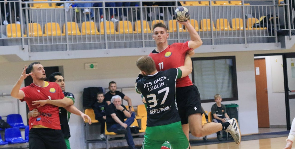 Piotr Szewczyk (nr 11) rzucił pięć goli dla Pabiksu Pabianice