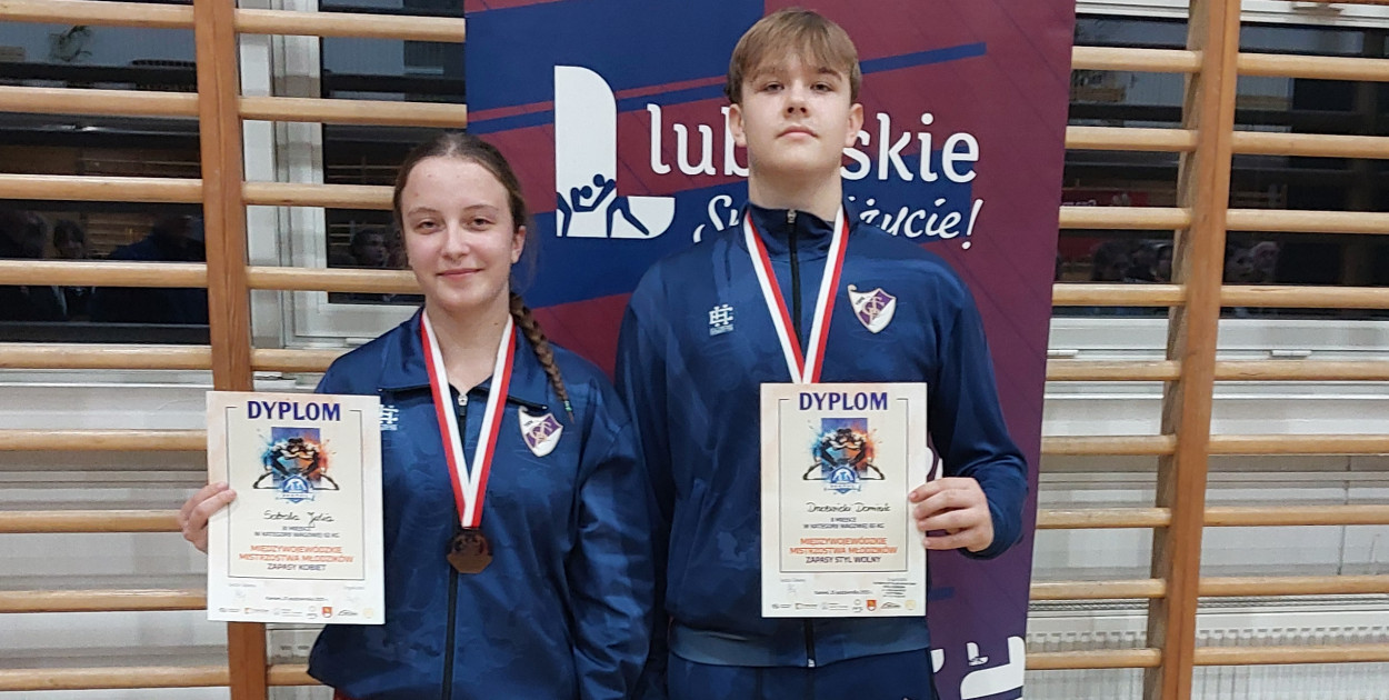 Julia Sobala i Dominik Drzewiecki (PTC Pabianice) wywalczyli medale w zapasach w stylu wolnym.