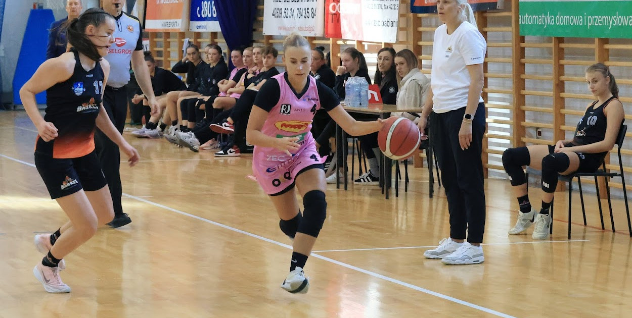 Monika Morgiel rzuciła dla Grota Pabianice trzy "trójki" w Warszawie.