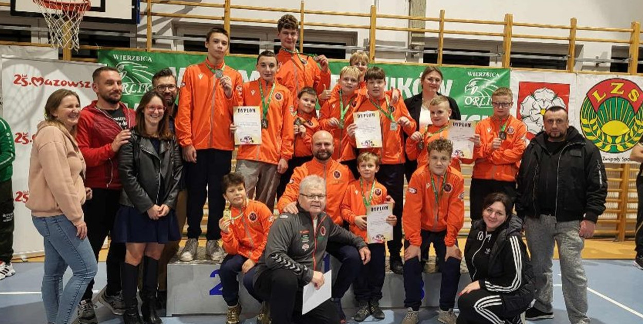 Ekipa zapaśników Nelsona Pabianice w Wierzbicy.
