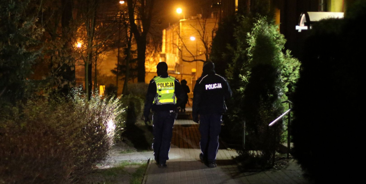 Nocne poszukiwania seniorki/foto ilustracyjne