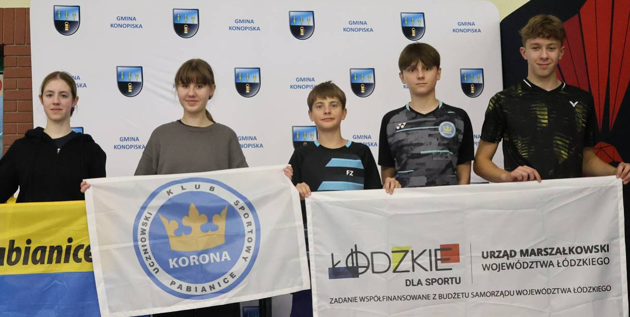 Ekipa badmintonistów Korony Pabianice na turnieju w Konopiskach.