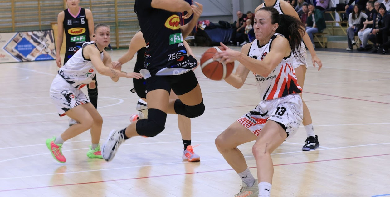 Patrycja Daliga (nr 13) okazała się bohaterką derbów powiatu pabianickiego koszykarek.