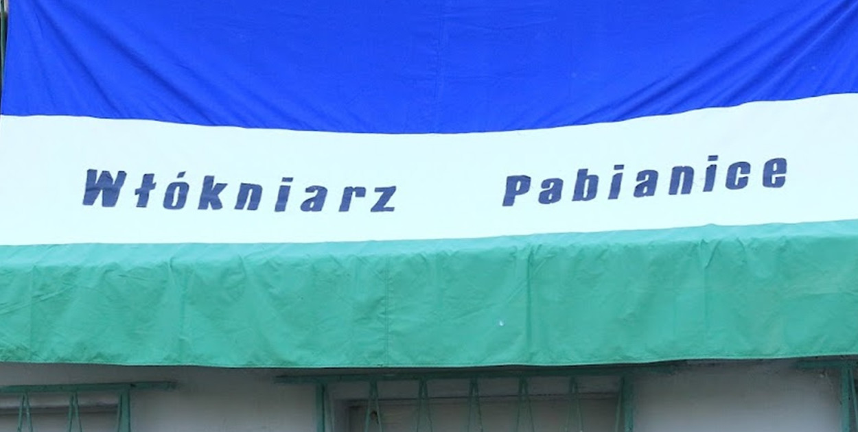 Fatalna pomyłka w Płocku - uczczono minutą ciszy pamięć byłego piłkarza Włókniarza Pabianice, który... żyje.